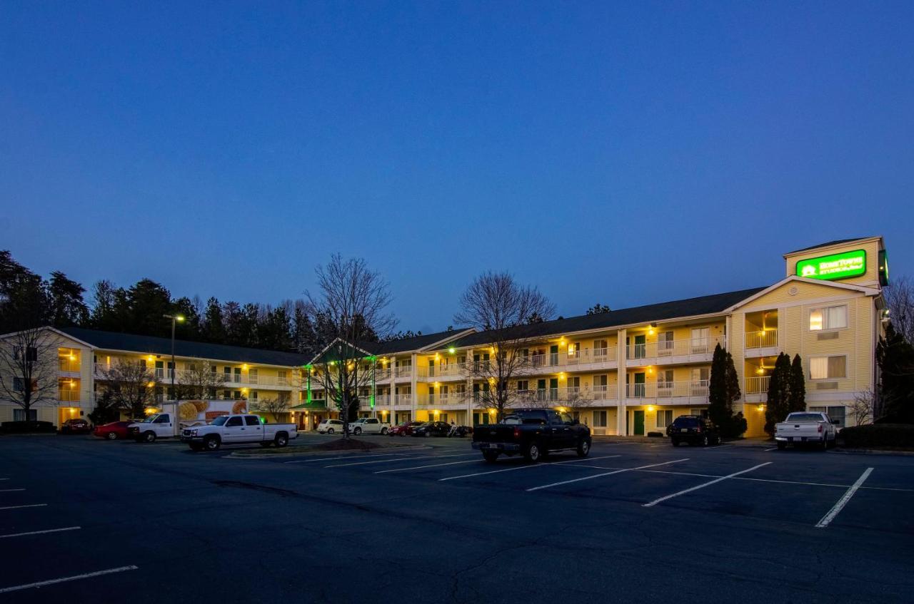 Hometowne Studios By Red Roof Winston-Salem - University Pkwy Bagian luar foto
