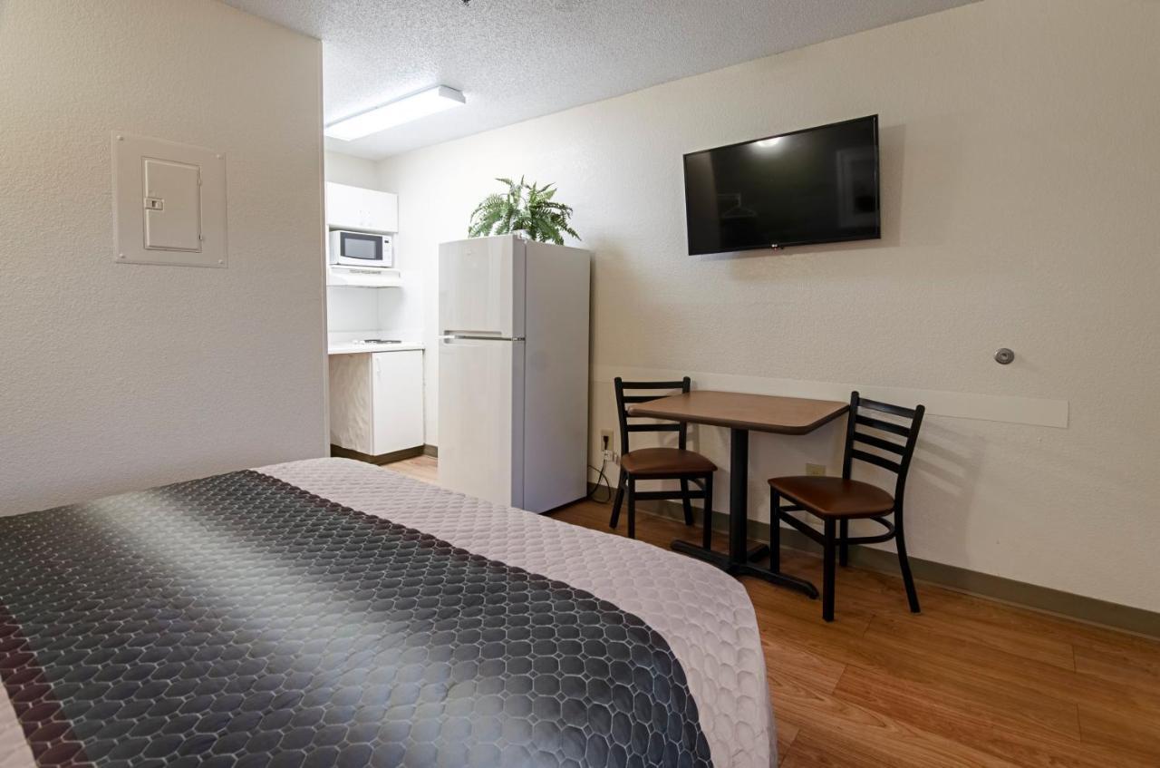 Hometowne Studios By Red Roof Winston-Salem - University Pkwy Bagian luar foto