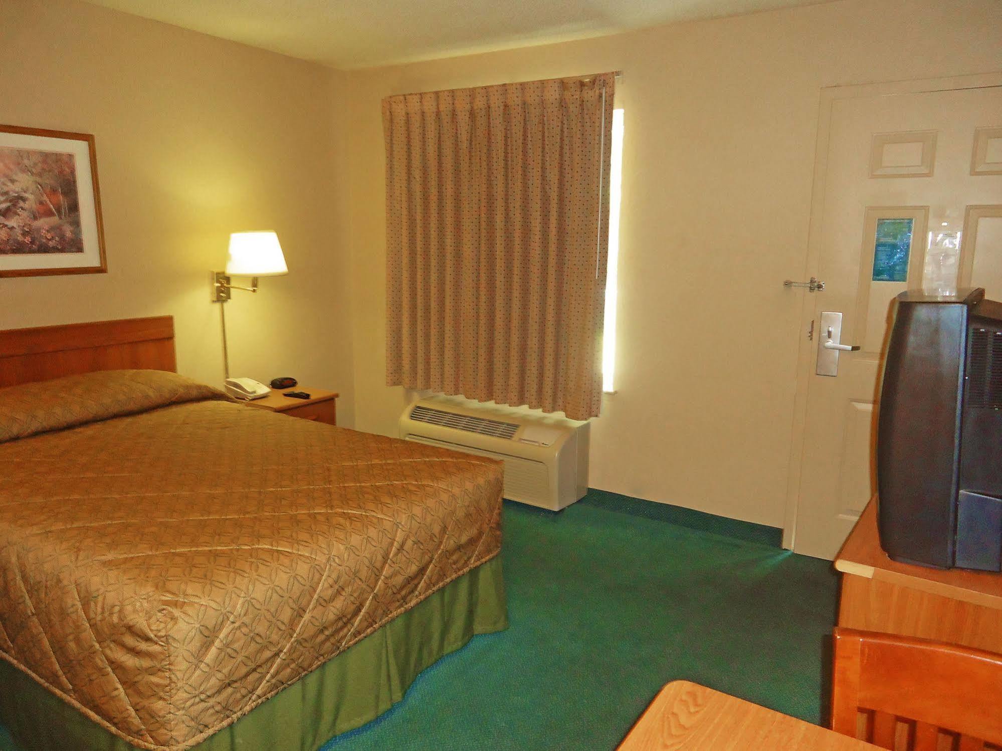 Hometowne Studios By Red Roof Winston-Salem - University Pkwy Bagian luar foto