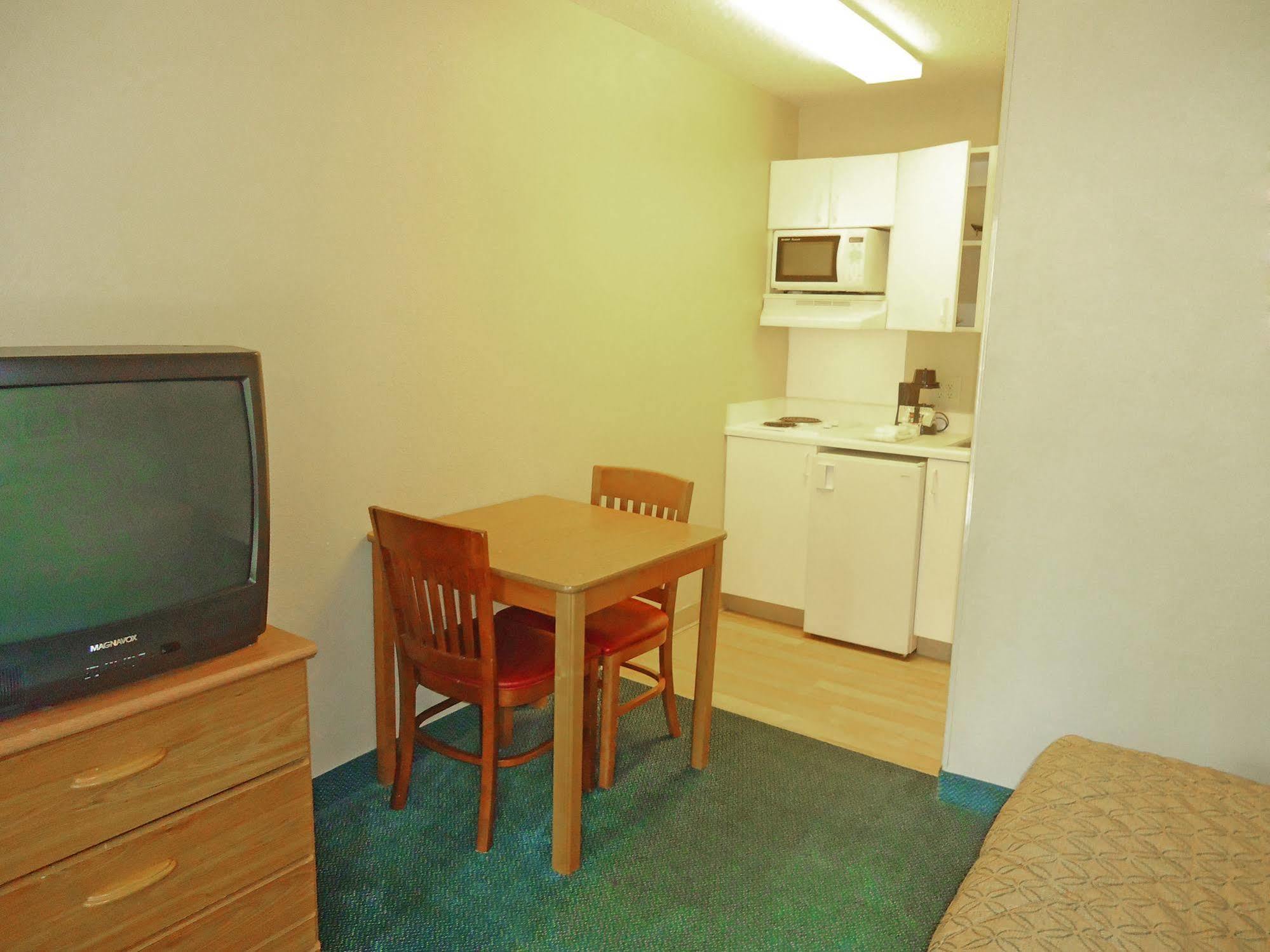 Hometowne Studios By Red Roof Winston-Salem - University Pkwy Bagian luar foto